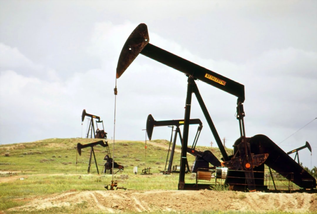 U.S. Stock Futures Drop 1.5% as Oil Prices Surge Amid Iran Conflict Escalation
