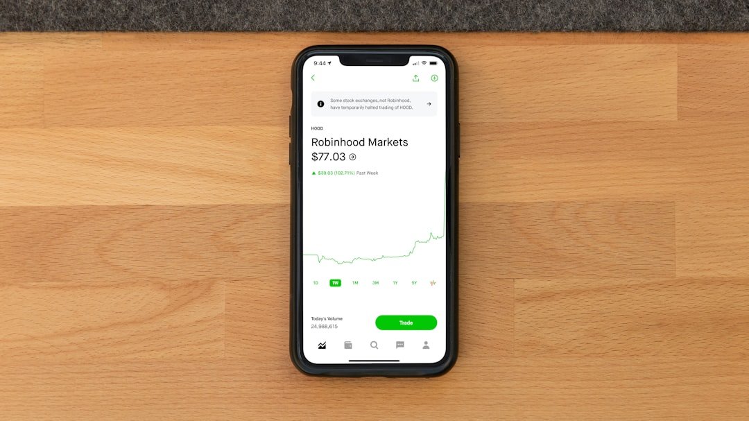Robinhood Stands Firm Amid AMC CEO's Legal Threat Over Stock Tokens